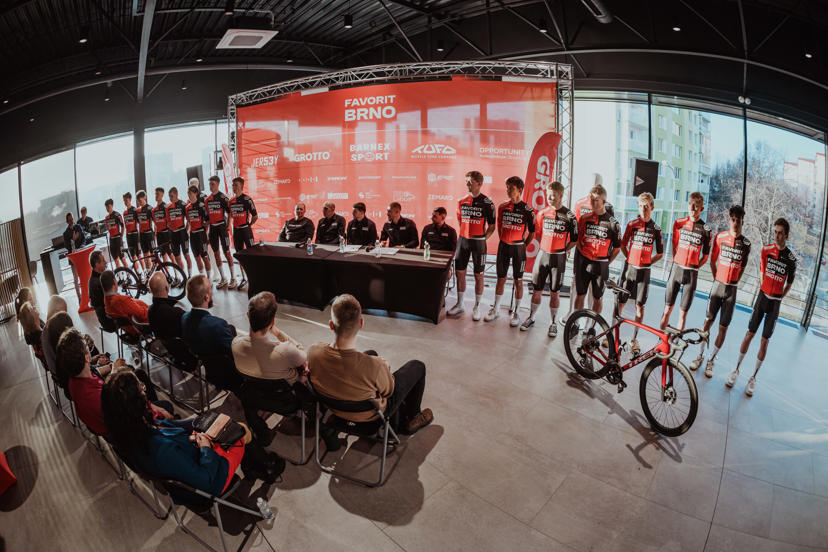 Kompletní sestava týmu pro sezónu 2026 čítá sedmnáct jezdců. © 2026 Jan Brychta/TJ Favorit Brno